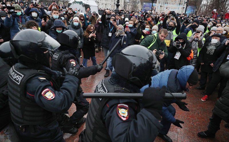 Почему страховая не оплатит лечение полученных на митинге травм