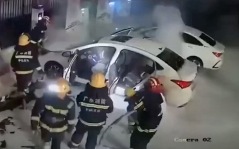 У электроавто на зарядной станции взорвалась батарея