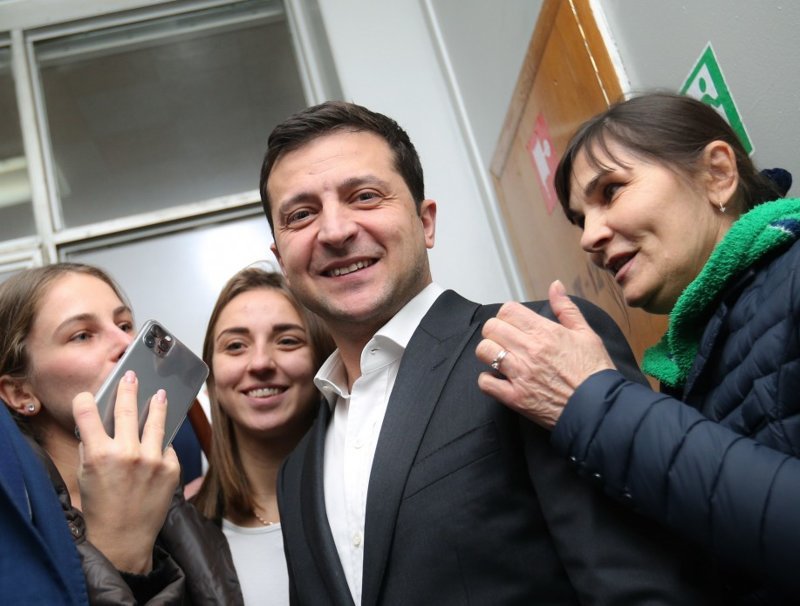 Партия Зеленского вновь стала самой популярной среди украинцев
