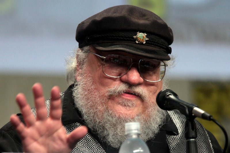 Автор Игры престолов подписал контракт с HBO