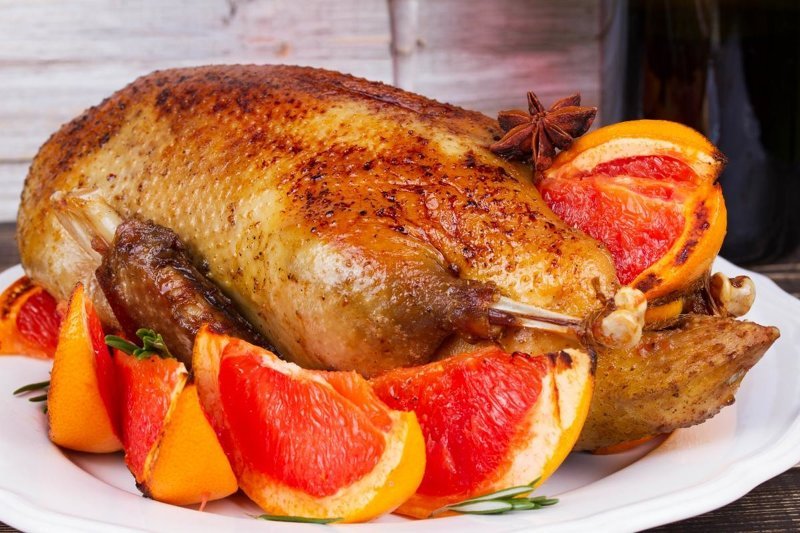 Румяно-золотистая запеченная утка: как приготовить вкусную птицу в рукаве