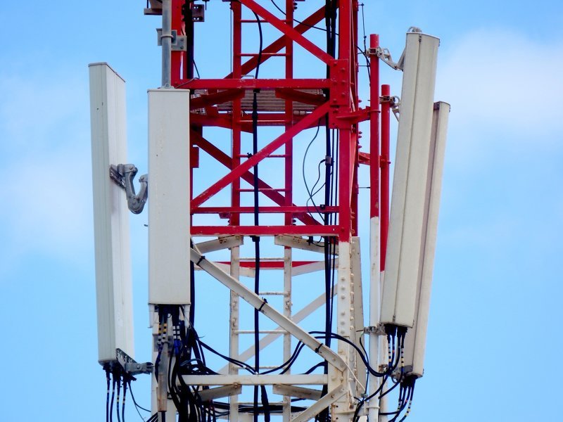 Россияне приняли станцию мобильной связи за вышку 5G и сожгли ее