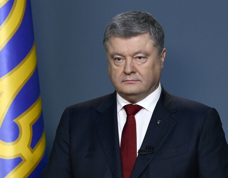 Порошенко заявил, что лучше "жать руку, чем заглядывать в глаза Путину"