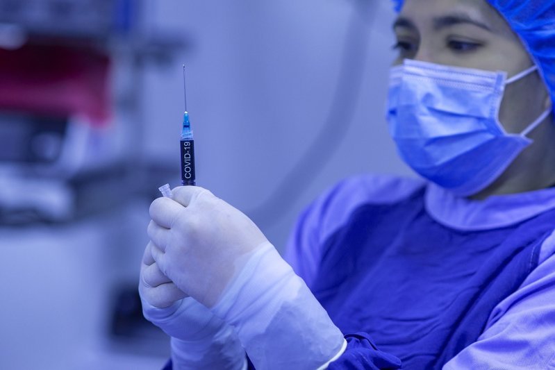 Женщину парализовало от передозировки вакцины от COVID-19