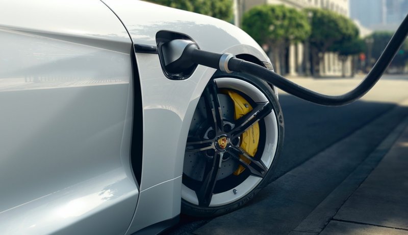 Porsche бесплатно обновит программное обеспечение моделей Taycan