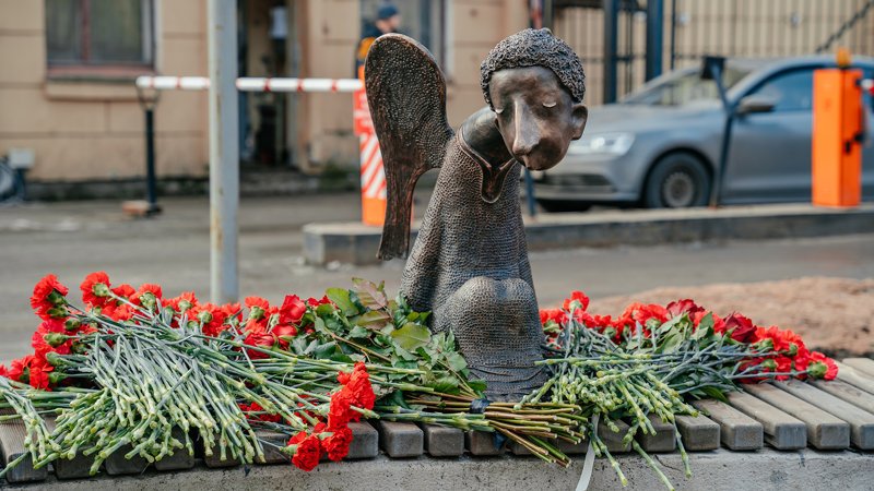В Петербурге установили памятник погибшим в пандемию врачам