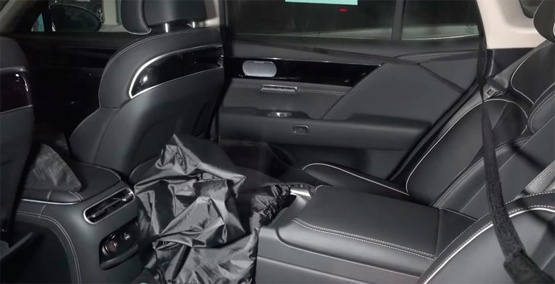 Новый соперник Mercedes S-class удивил оснащением салона