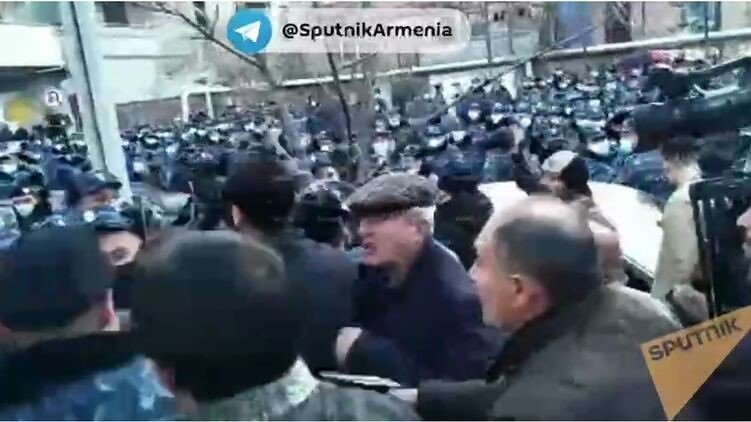 В Ереване под зданием парламента начались столкновения оппозиции с полицией