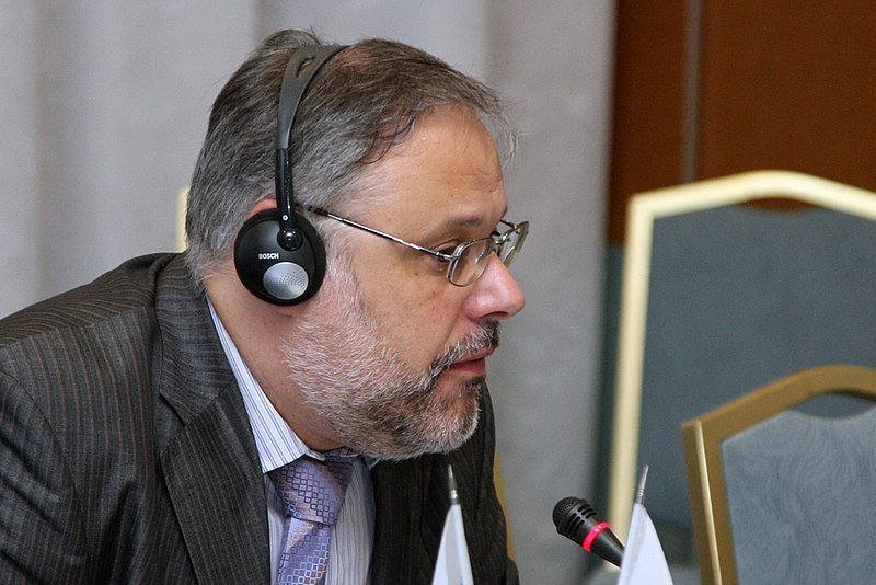 Хазин порекомендовал вложения в золото и недвижимость