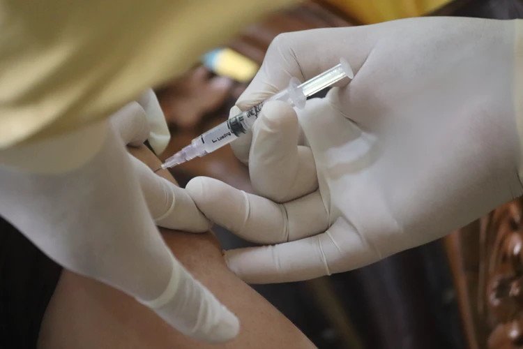 Китай планирует вакцинировать 40% населения к июню