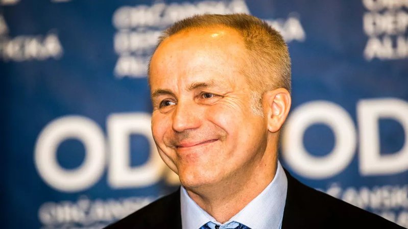 Притворился медиком: миллиардер из Чехии получил COVID-прививку