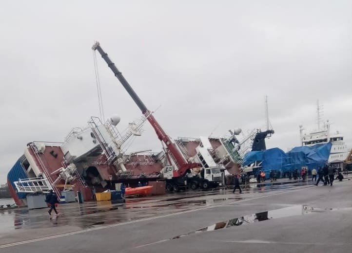 В Ленобласти перевернулось рыболовецкое судно