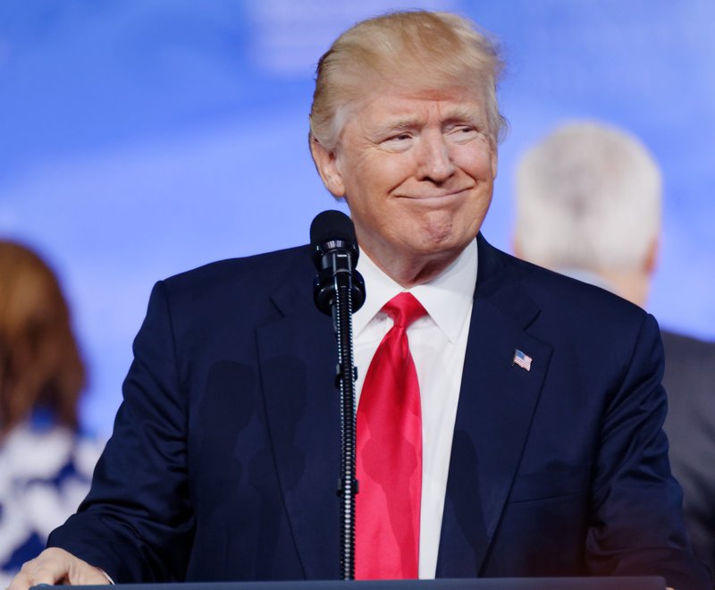 Трамп высмеял падение Байдена на трапе самолета
