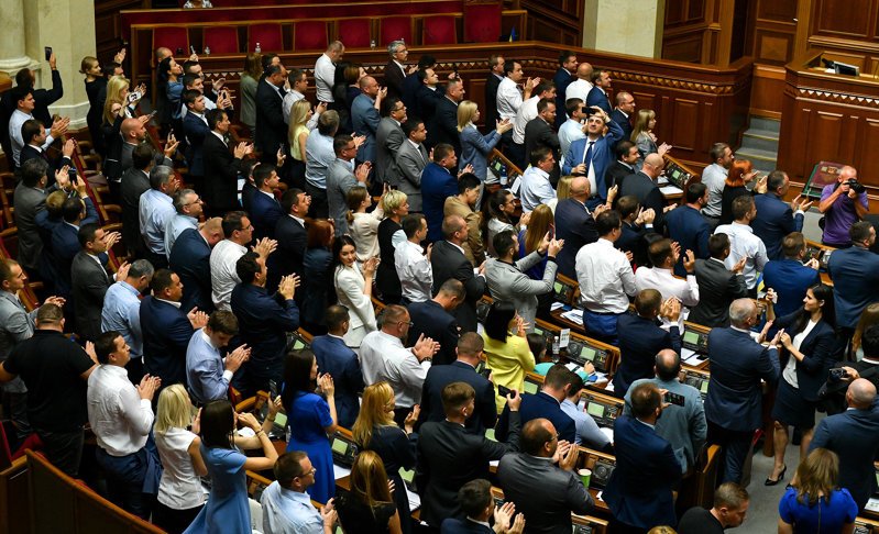 Депутат от партии Зеленского покинет Украину из-за угрозы большой войны