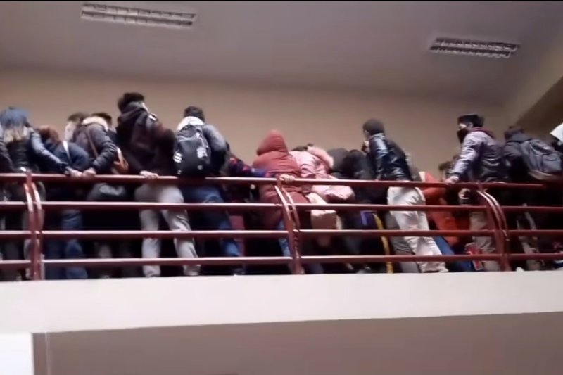 В Боливии из-за давки студенты упали с 4 этажа: есть погибшие