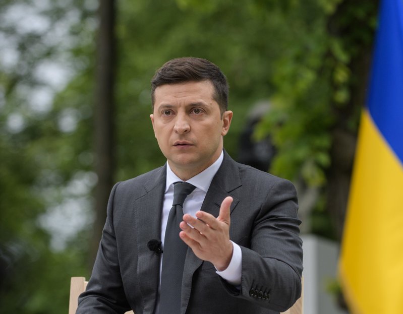 Зеленский предложил Путину встретиться в Донбассе