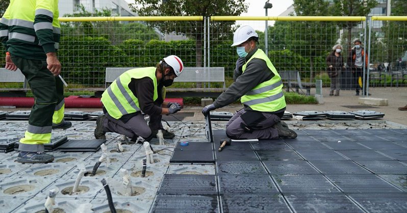 В Барселоне вмонтировали солнечные панели в тротуарную плитку