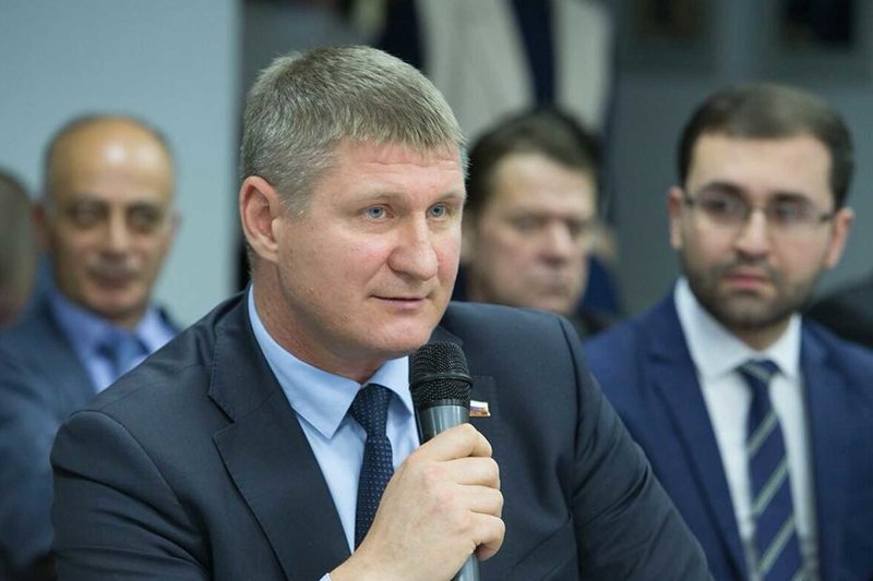 Шеремет заявил о попытках Запада притеснить Россию на мировой арене