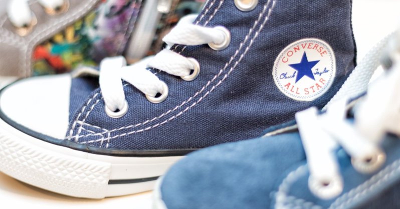 Бренд Converse торгует обувью на острове из мусора