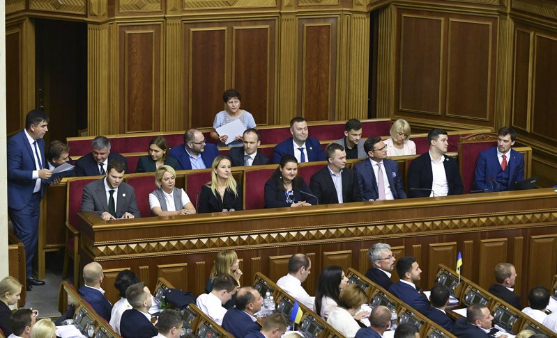 Депутаты Рады посоветовали Зеленскому разорвать отношения с Россией