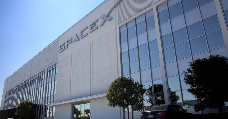 SpaceX перенесла запуск своей первой миссии на Луну