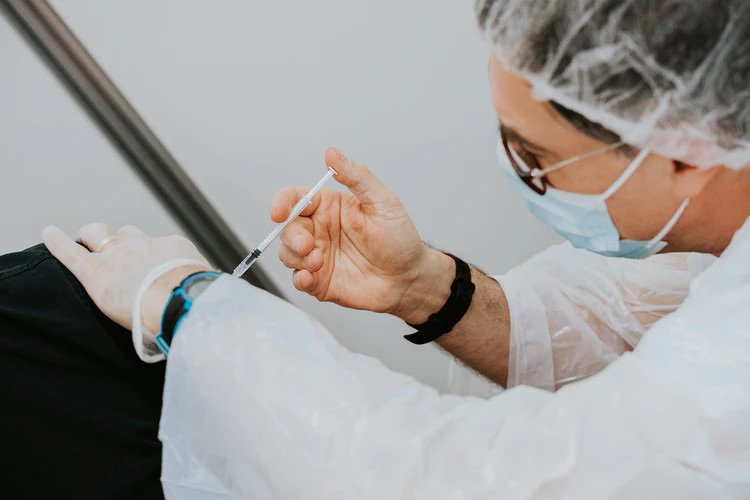 Подтверждена связь между вакциной AstraZeneca и образованием тромбов