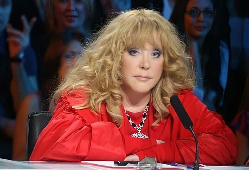 Пугачева в total-black образе погуляла на дне рождения внучки