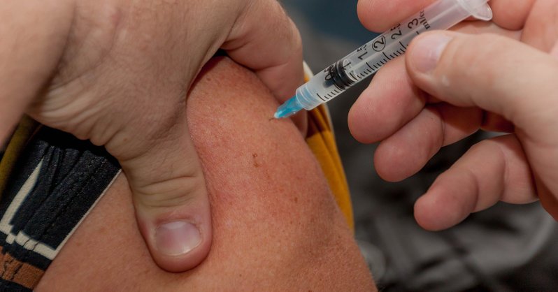 Ученые призвали не вводить людям две дозы COVID-вакцины