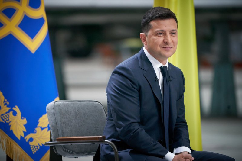 Зеленский начнет пресс-конференцию на фоне крупнейшего самолета в мире