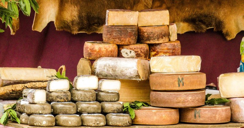 Как отличить сыр от сырного продукта: 3 простых правила