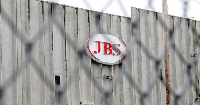 Производитель мяса JBS возобновил работу после кибератаки