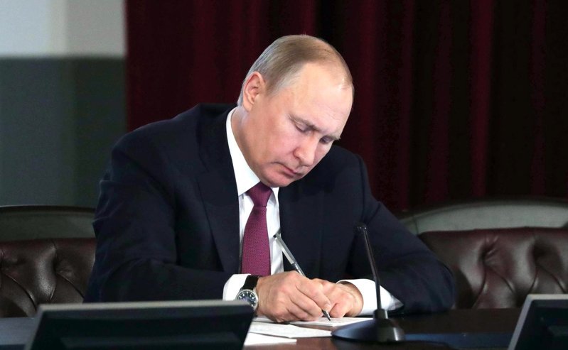 Путин подписал закон о выходе России из Договора по открытому небу
