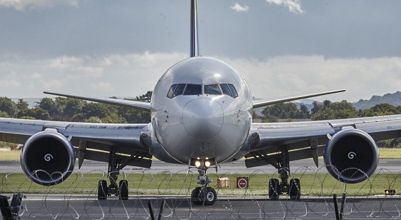 В Симферополе пассажирский Boeing выкатился за пределы полосы