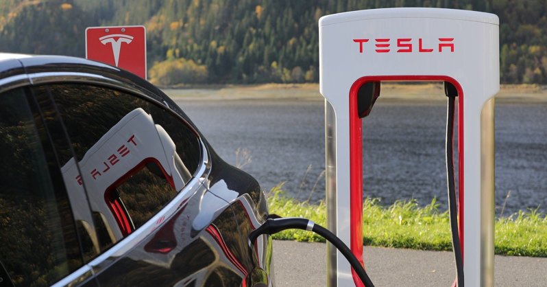 Tesla стала самым быстрым серийным автомобилем в мире
