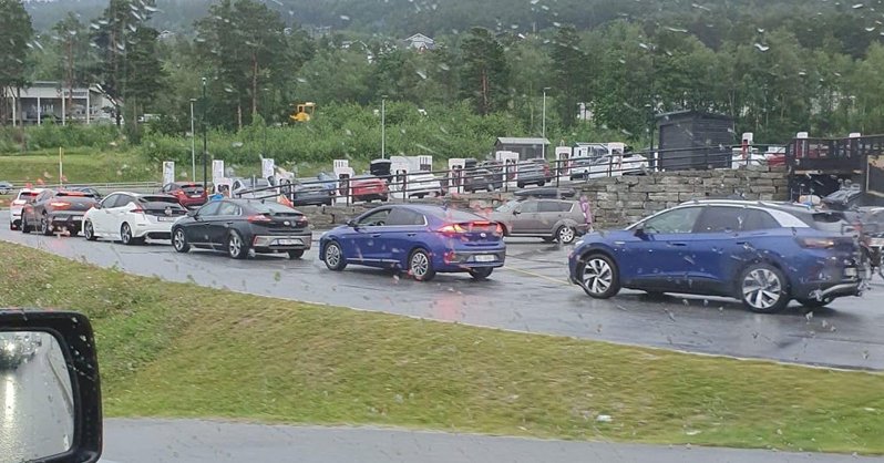 В Европе стали появляться очереди на зарядку электромобилей