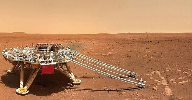 Китайский марсоход прислал новые снимки с Марса