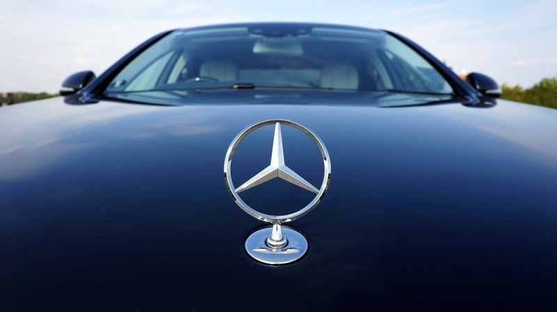 Mercedes российского депутата сбил полицейского