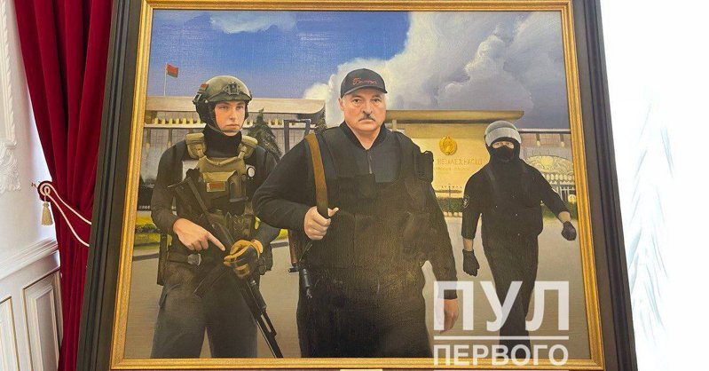 Портрет Лукашенко с автоматом повесили во Дворце независимости в Минске