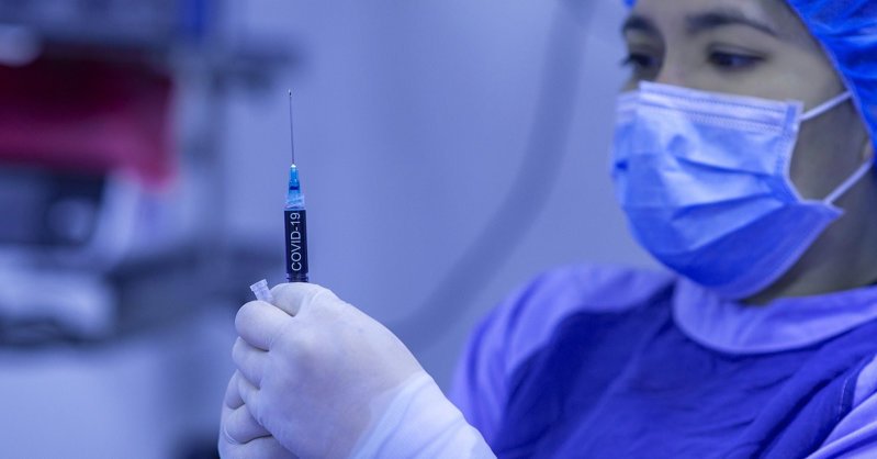 Во Франции отстранили от работы более 3 тыс. невакцинированных медиков