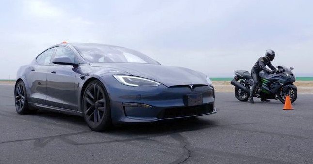 Tesla Model S сразилась с самыми быстрыми супербайками