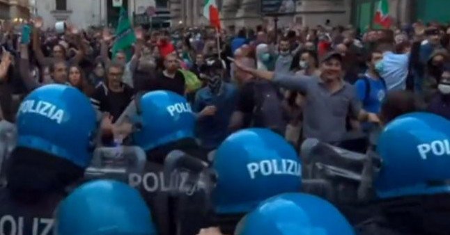 В Риме тысячи людей вышли на акцию протеста