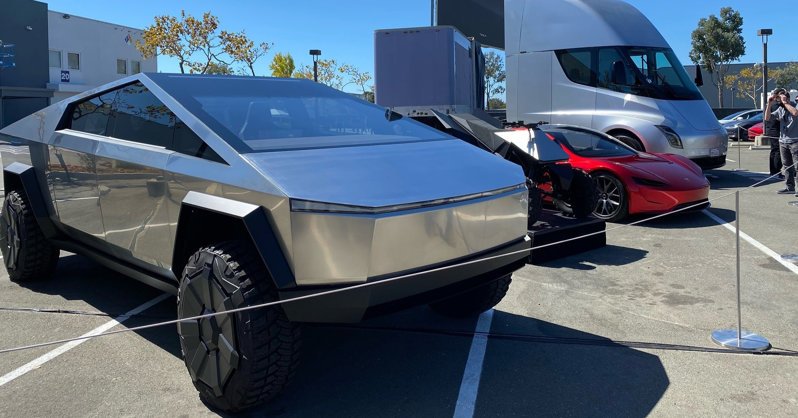 Tesla хочет сорвать выпуск электромобилей Rivian