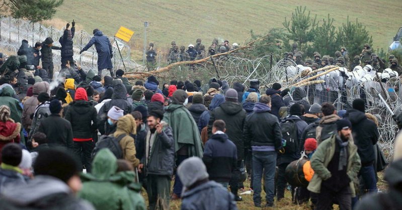 В Польше рассказали, как мигранты штурмуют границу