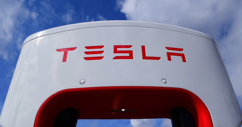 Токены Tesla подешевели из-за голосования о продаже акций
