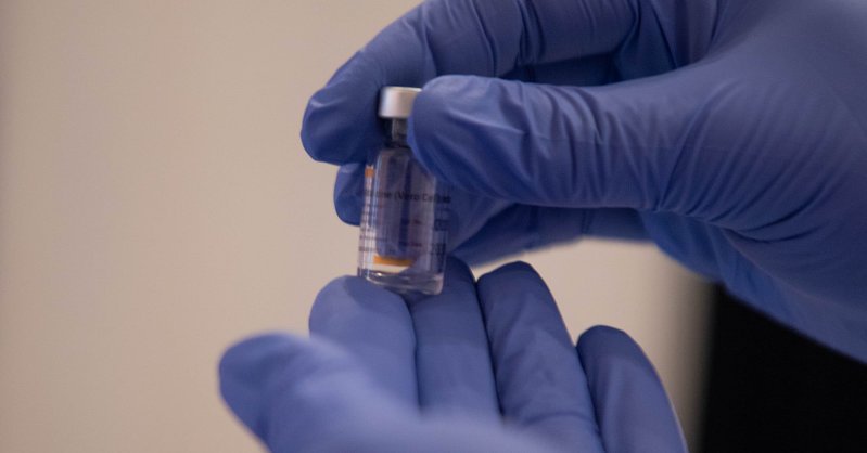 Вакцина Pfizer показала 100-процентную эффективность для подростков