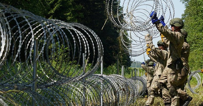 Эстония будет ограждаться колючей проволокой от России