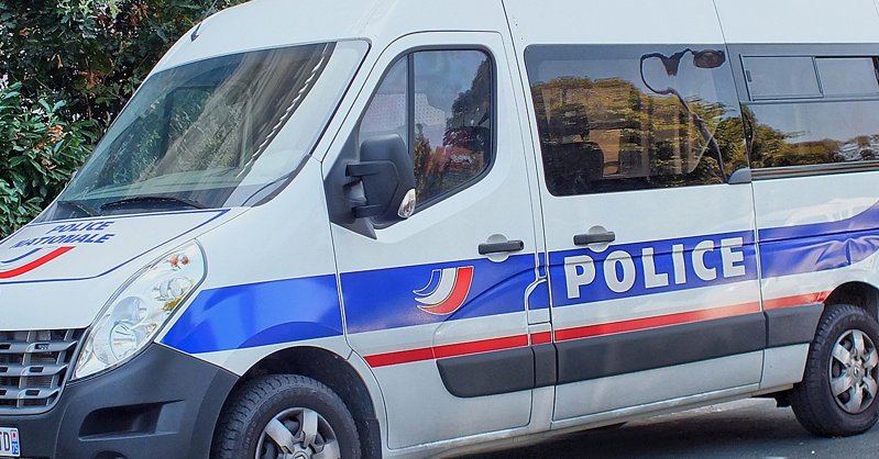 В Париже мужчина с ножом захватил заложников в магазине