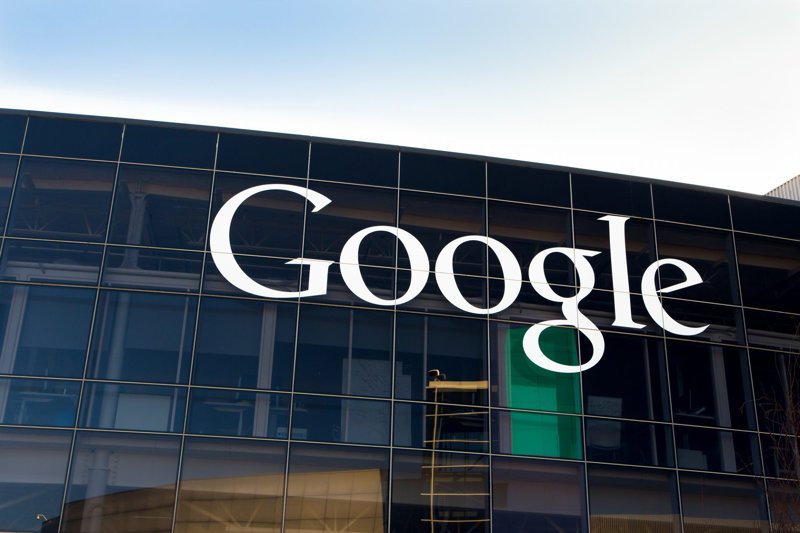 Google планирует представить собственные умные часы в следующем году