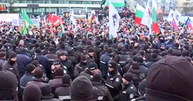 В Болгарии антивакцинаторы пытались штурмовать парламент