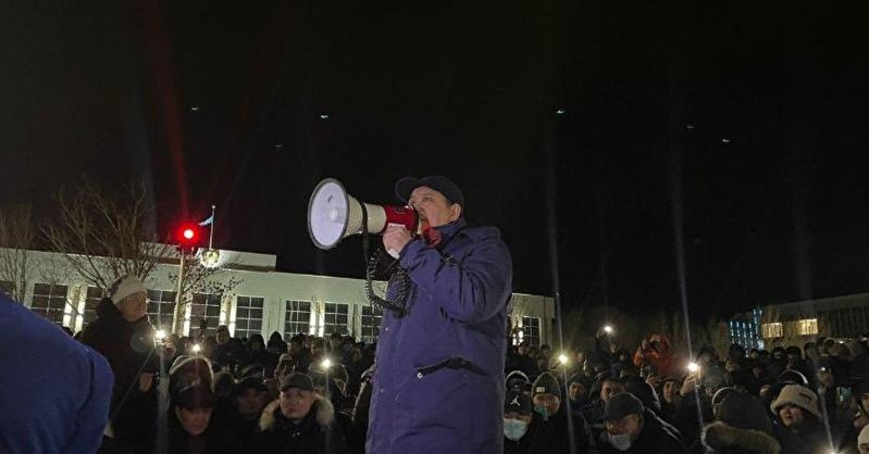 В Казахстане протесты переросли в столкновения с силовиками